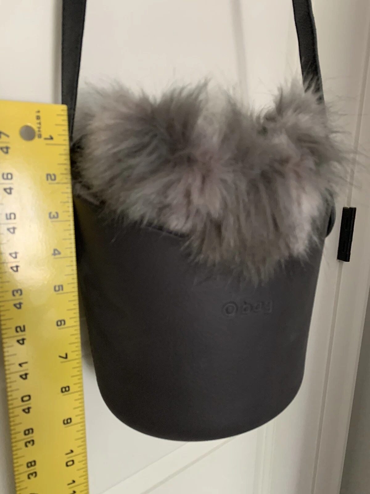 O BAG Rubber Bucket Bag Structured Design Shoulder Strap With Fur - O Bag