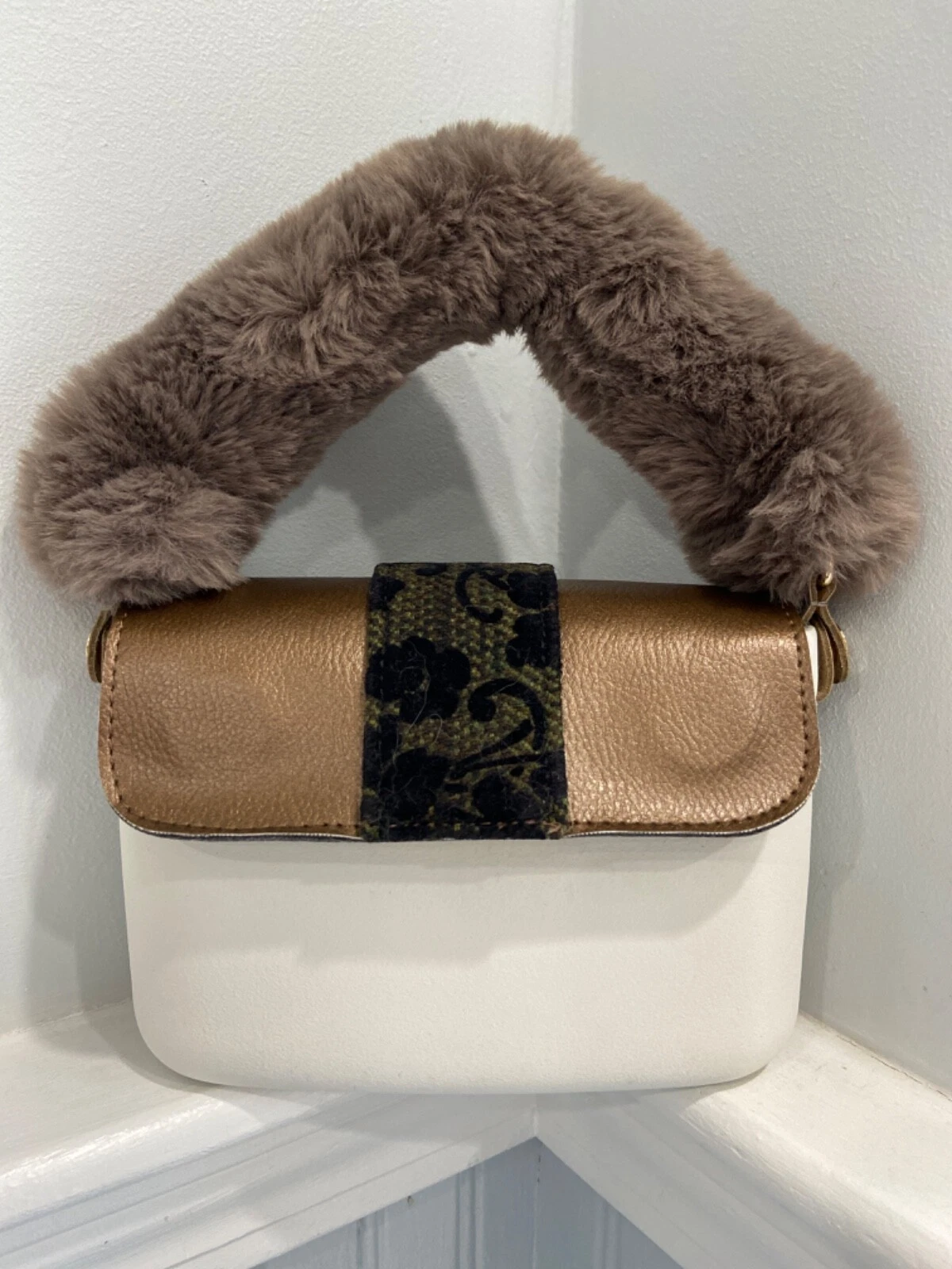 Obag white pocket with flap and handle - O Bag