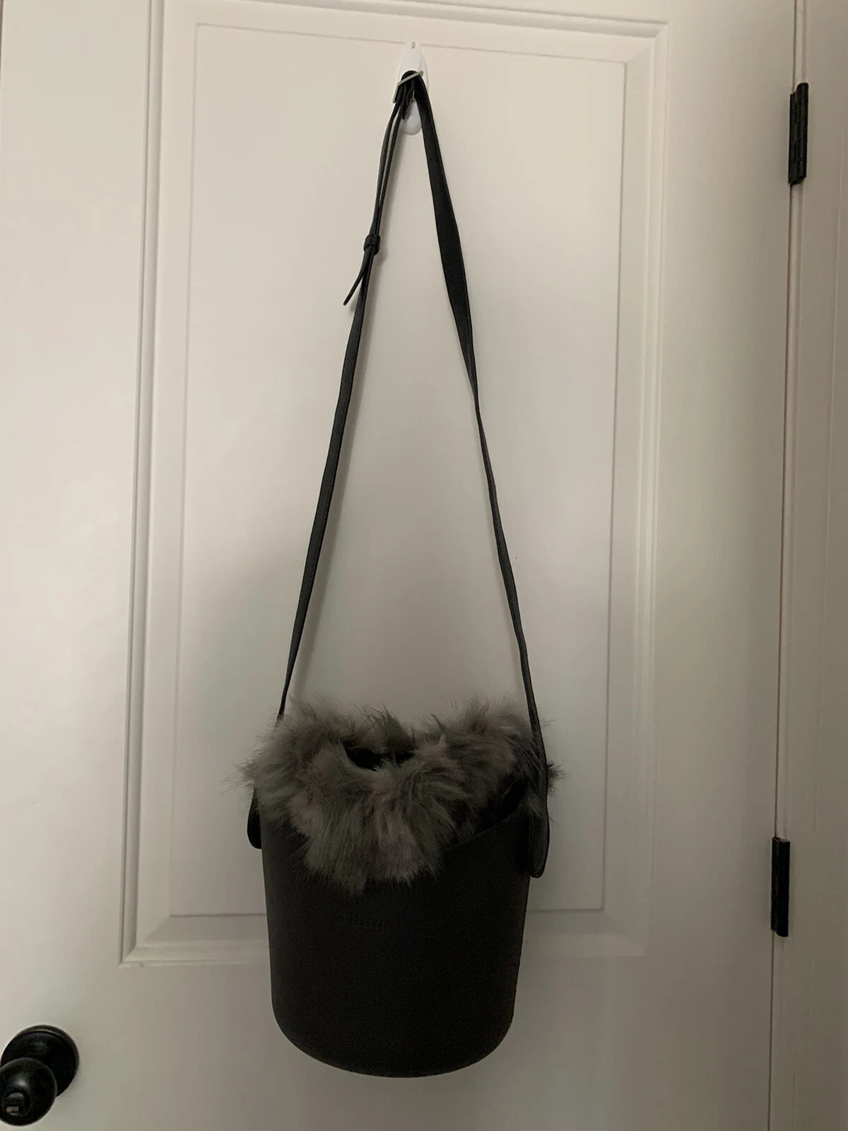 O BAG Rubber Bucket Bag Structured Design Shoulder Strap With Fur - O Bag