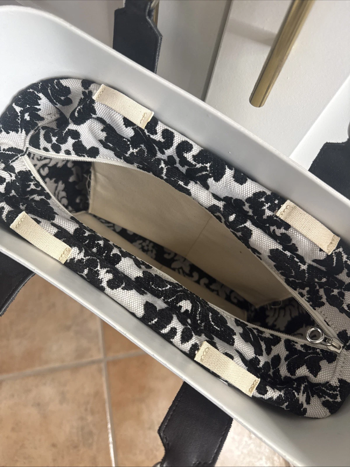 O Bag White Black Tote Bag Double Handle Paisley Liner - O Bag