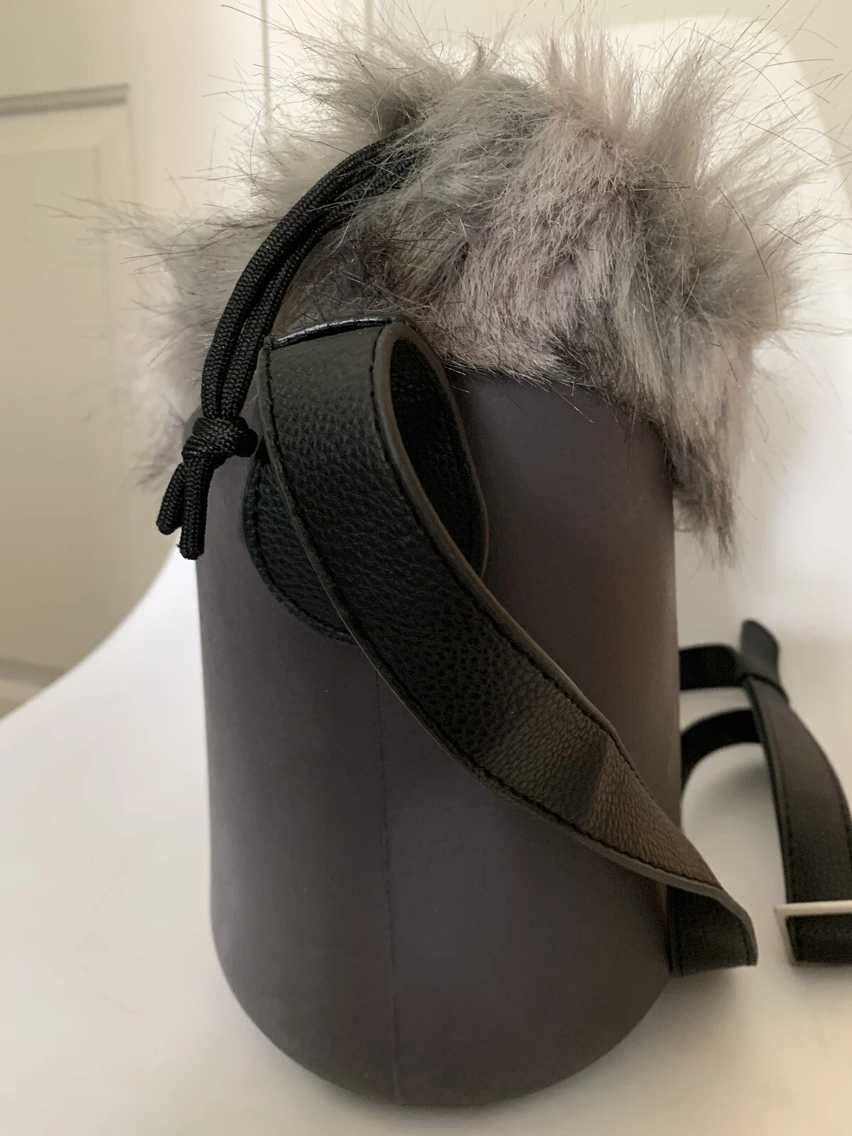 O BAG Rubber Bucket Bag Structured Design Shoulder Strap With Fur - O Bag